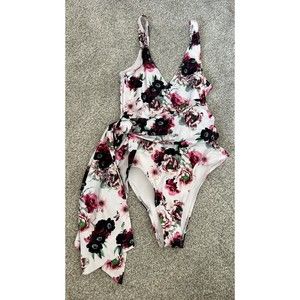 NWOT Women’s Unique White Floral One Piece with Sash Belt Size 4